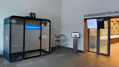 Selbstbedienungskiosk und Kundenservicezentrum in einem Gebäude.