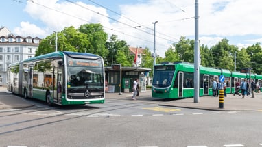 Bus und Tram an einer Haltestelle in Basel.