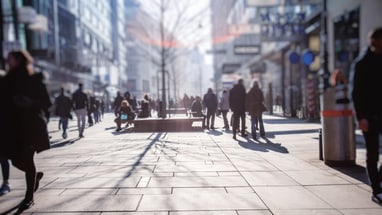 Verschwommene Strasse mit vielen Menschen.