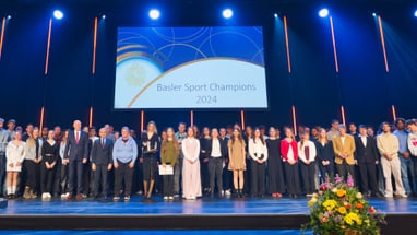 Die geehrten Sportlerinnen und Sportler auf der Bühne der 'Basler Sport Champions 2024' 