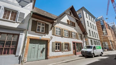 Strassenszene mit traditionellen und modernen Gebäuden.