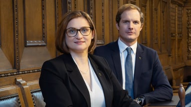 Grossratspräsidentin Gianna Hablützel-Bürki und Stadthalter Michael Hug sitzend im Grossratssaal.