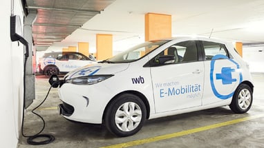 Elektroauto wird in einer Parkgarage aufgeladen.