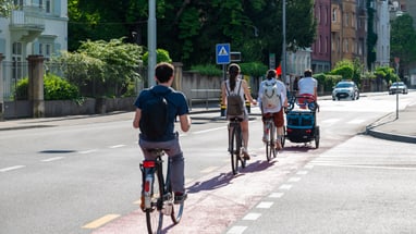 Menschen fahren Velo auf einem Velostreifen in Basel.