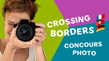 Femme avec appareil photo et texte 'Crossing Borders Concours Photo'.