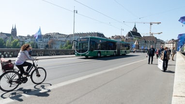 Radfahrerin, Bus und Fussgänger auf der Mittleren Brücke