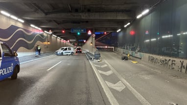 Verkehrsunfall in einem Tunnel mit Polizeiautos