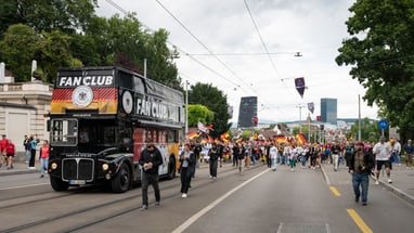 Die deutschen Fans starteten ihre Fanmarsch auf dem Messeplatz und liefen über die Wettsteinbrücke zum Stadion.
