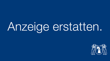 Blauer Hintergrund mit weissem Text und Wappen.