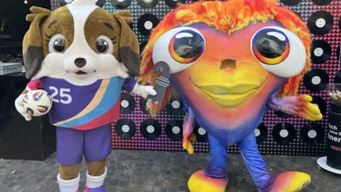 Maddli und Lumo trafen sich auf dem Eurovision Square.