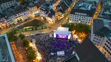 Das Imagine-Festival auf dem Barfüsserplatz von oben. Der Platz ist befüllt mit Menschen.