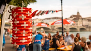 Rotes Papierlaterne bei einem Fest am Flussufer.