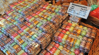 Regale mit verpackten Süsswaren und Preisschild Messmoggen.