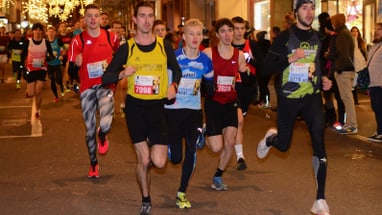 Laufende Teilnehmer am Basler Stadtlauf in der Freienstrasse.