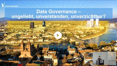 Luftaufnahme einer Stadt mit Fluss und modernen Gebäuden.