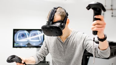 Mensch mit Virtual-Reality-Brille