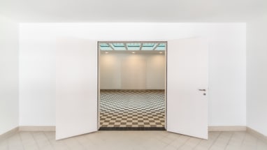 verglastes Atrium mit Schachbrettboden