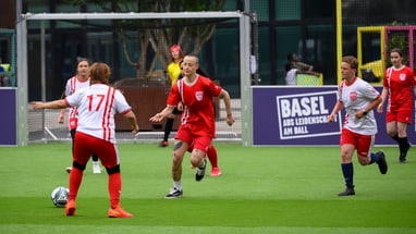 Frauen-Fussballspiel im Freien, Spielerinnen in Aktion.