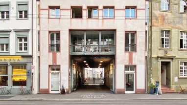 Fassade eines Gebäudes mit Durchgang und Fenstern auf der Strasse Rebgasse, Basel.