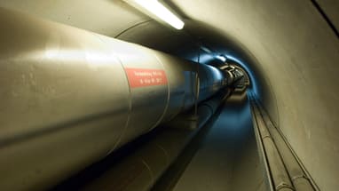 Grosses Rohr in einem beleuchteten Tunnel.