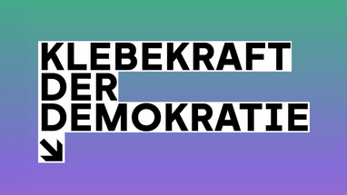 Text 'Klebekraft der Demokratie' auf farbigem Hintergrund.