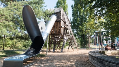 Grosse Aussenspielplatzrutsche im St. Johann Park.