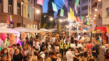 Menschenmenge auf einem Strassenfest in der Stadt bei Nacht.