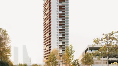 hohes Gebäude an Stadtstrasse mit Bäumen