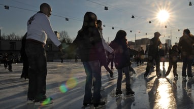 Familien beim Eislaufen auf der Eisbahn Eglisee in Basel.n.