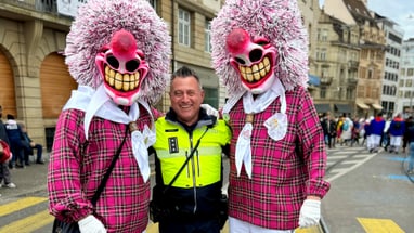 Polizist posiert mit zwei Waggis
