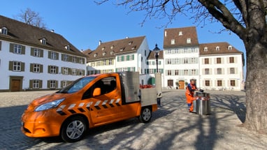 Stadtreinigung leert auf dem Münsterplatz Abfalleimer.