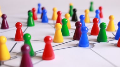 Bunte Spielsteine auf verbundenem Hintergrund.