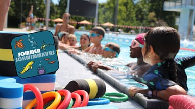 Kinder bei einem Sommerschwimmkurs am Poolrand.",