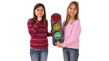 Zwei Mädchen mit Ampel-Spielzeug, das emotionale Gesichter zeigt.