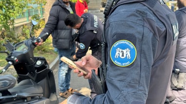 Polizisten der Kantonspolizei Basel-Stadt bei einer Kontrolle mit Motorroller.