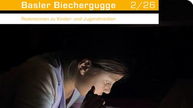 Kind liest mit Taschenlampe.