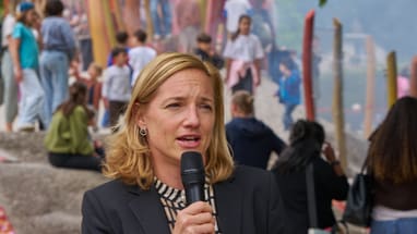 Regierungsrätin Esther Keller spricht vor Publikum