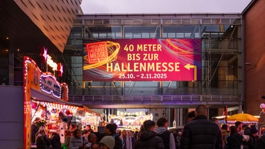 Menschenmenge in der Isteinerstrasse beim Eingang der Hallenmesse.