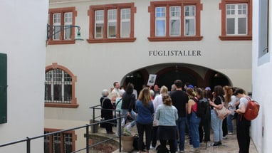 Eine Gruppe auf einer Stadtführung in Basels Altstadt