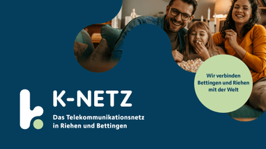 Werbung für K-NETZ mit lachender Familie auf Sofa, Text zum Telekommunikationsnetz.",