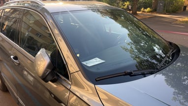 silbernes Auto auf der Strasse geparkt