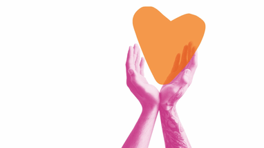 Pinkfarbene Hände halten ein orangefarbenes Herz auf weissem Hintergrund.