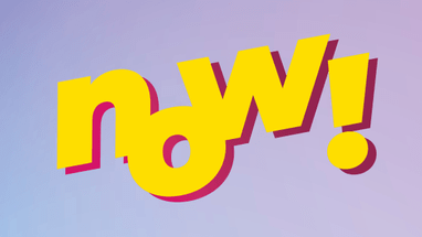 Gelber Schriftzug 'now!' auf blau-lila Hintergrund.",