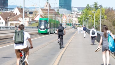 Velofahrende, Zufussgehende und ein Tram auf der Wettsteinbrücke in Basel.