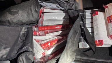 Offene Tasche mit verpackten roten Fackeln gefüllt.