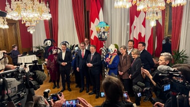 Conradin Cramer übergibt symbolisch den ESC an den Wiener Bürgermeister Michael Ludiwig.