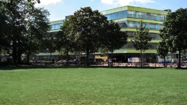 Der Tschudi-Park vor dem Gebäude des Universitäts-Kinderspitals.