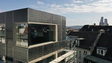 Bild des Neubaus des Amts für Umwelt und Energie mit Solarfassade  an der Spiegelgasse 15.