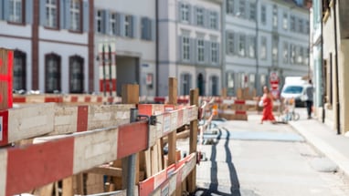 Das Bild zeigt Strassenbauarbeiten in der Stadt Basel mit Absperrungen.