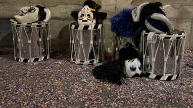 Larven auf Trommeln.